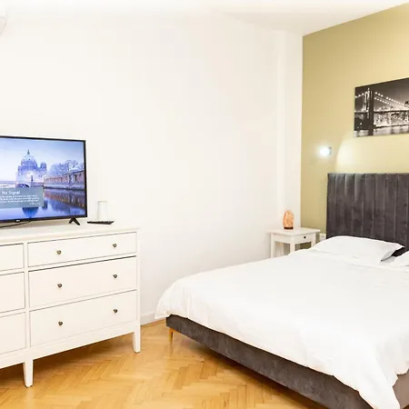 Апартаменты Downtown's Five-star Excitement